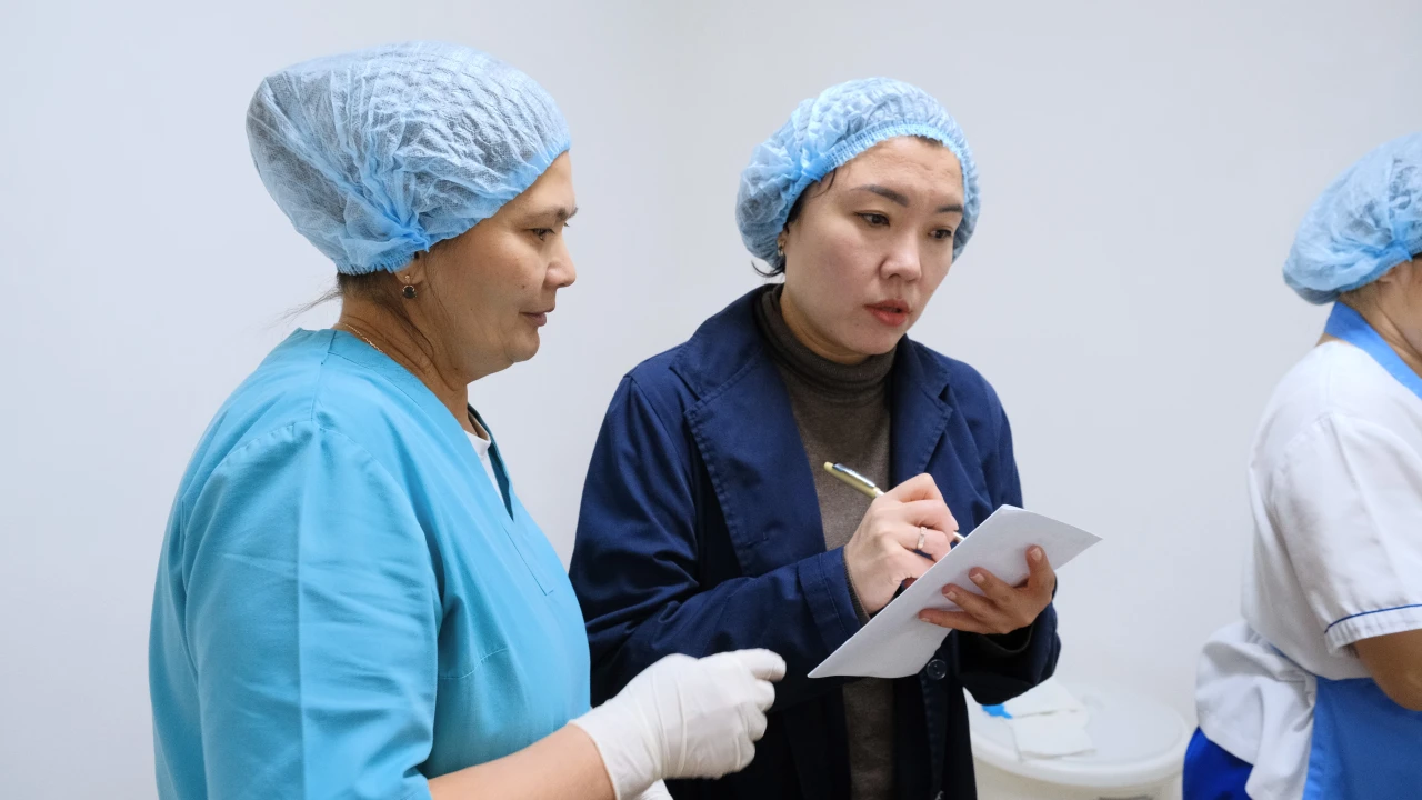 Бракеражная комиссия проверила качество питания в детском саду «Қарлығаш» 