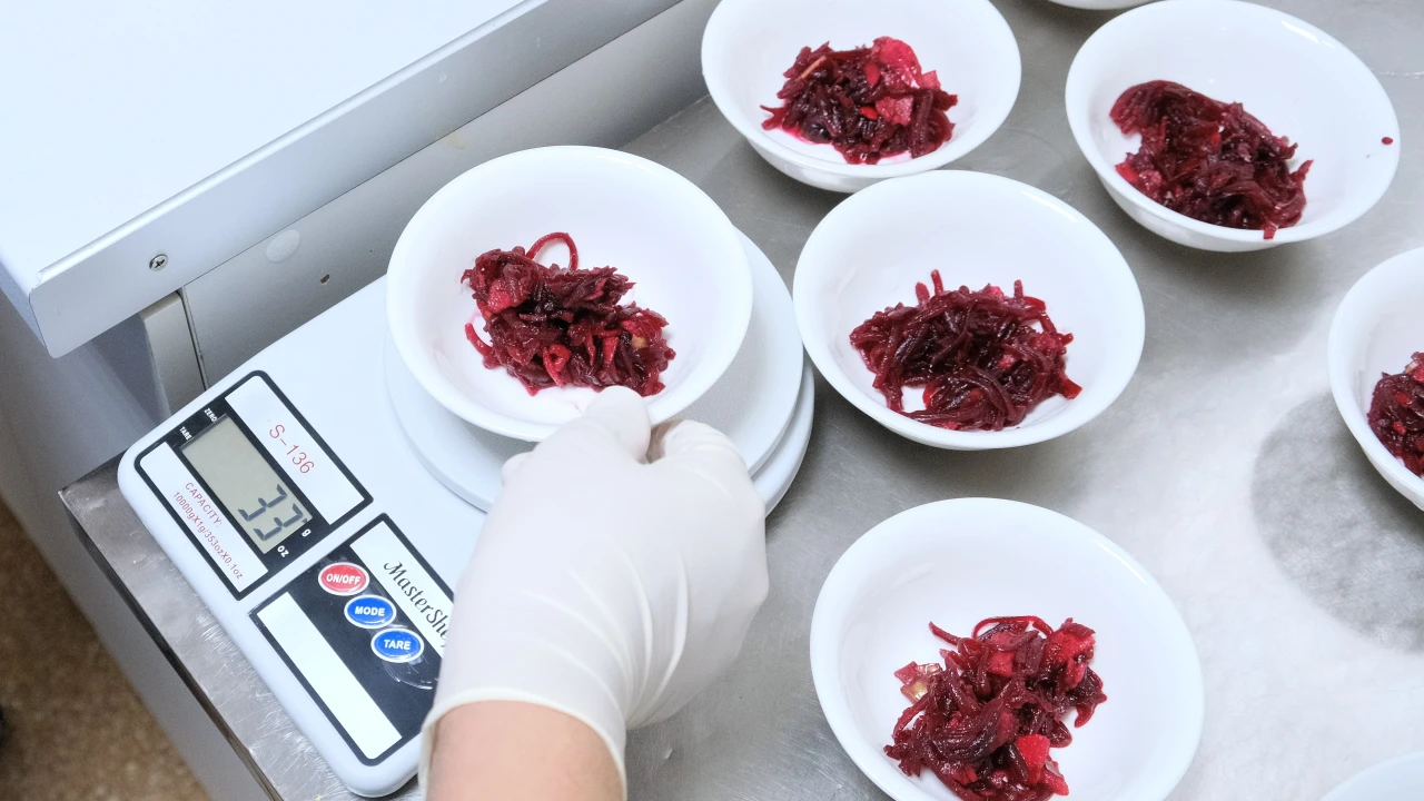 Бракеражная комиссия проверила качество питания в детском саду «Қарлығаш» 