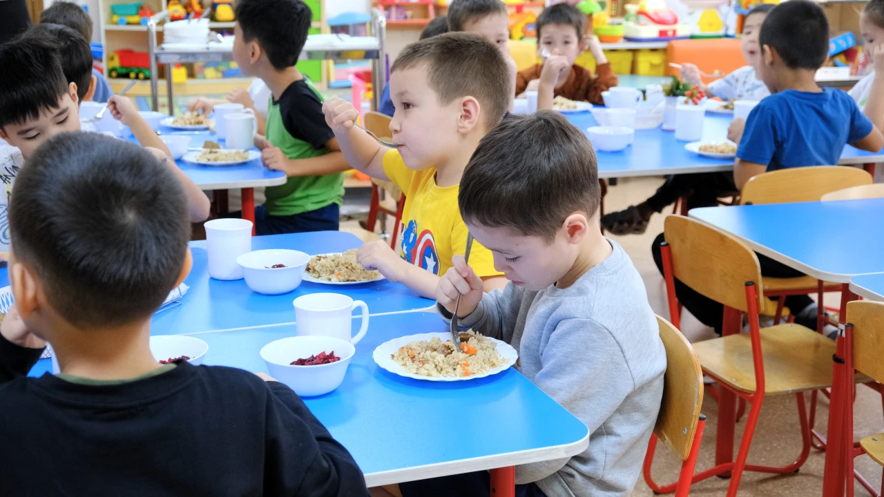 Бракеражная комиссия проверила качество питания в детском саду «Қарлығаш» 