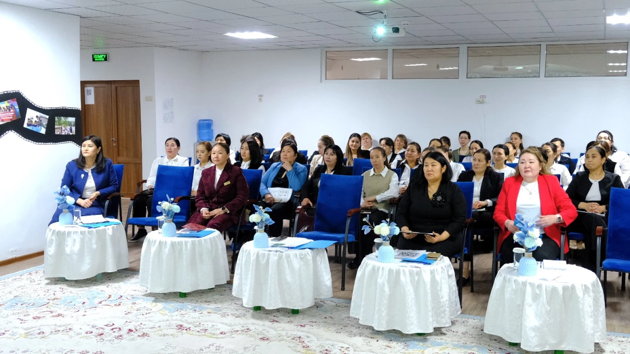 В детском саду «Қарлығаш» состоялся педагогический совет по вопросам применения мультимедийных технологий 