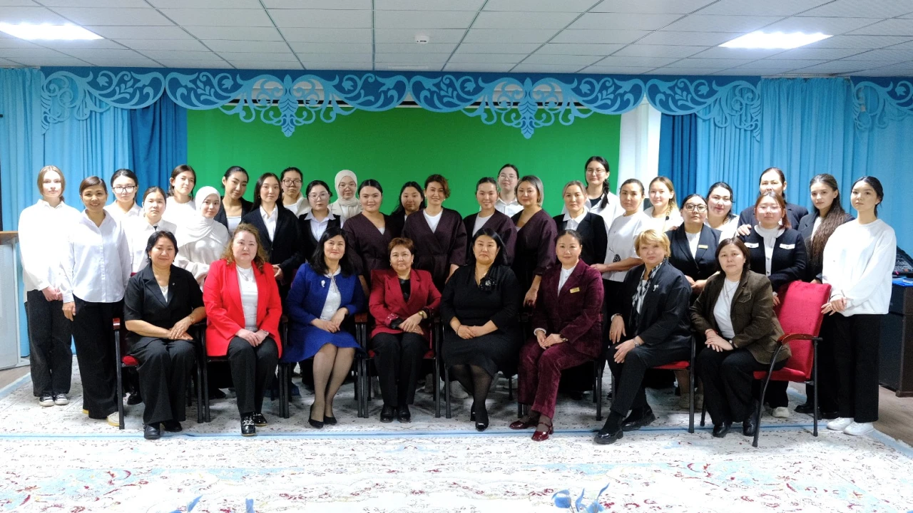 В детском саду «Қарлығаш» состоялся педагогический совет по вопросам применения мультимедийных технологий 