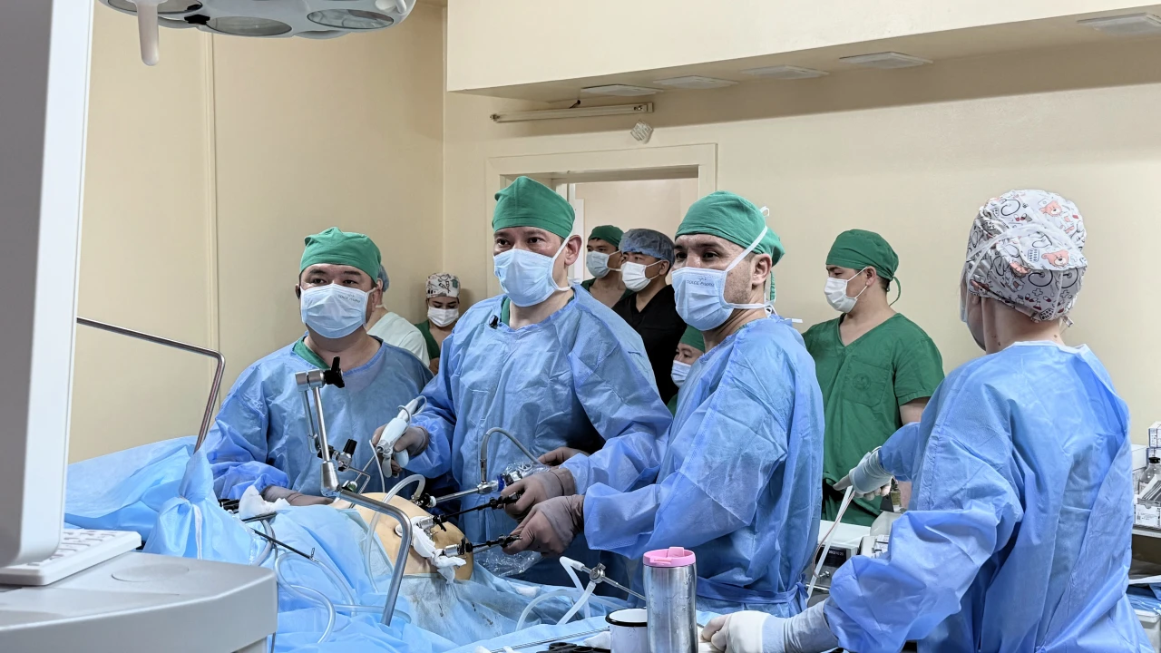Специалисты Медицинского центра УДП РК провели в Туркестанской области более 20 сложных операций и серию мастер-классов 