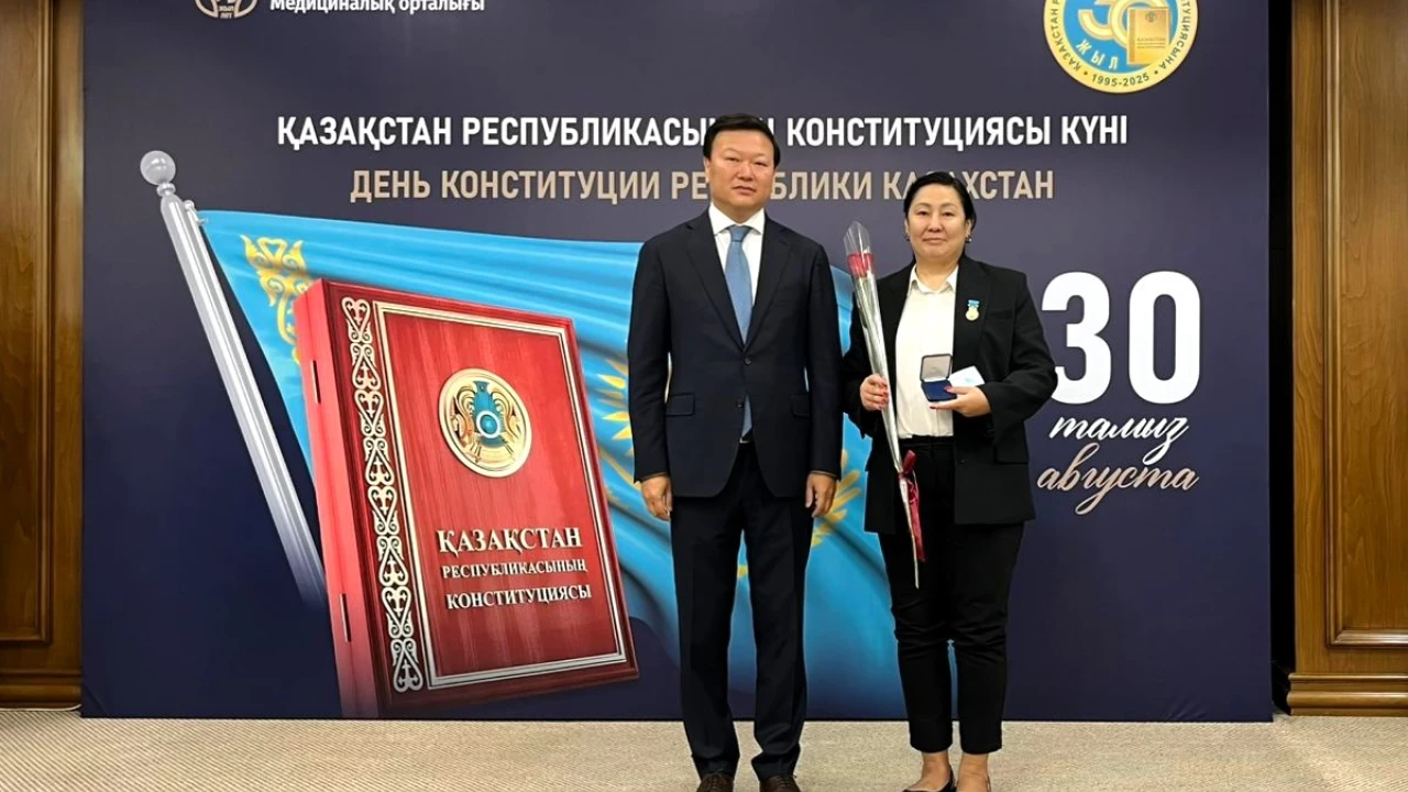 Сотрудники системы Медицинского центра удостоены ведомственных наград в честь дня конституции