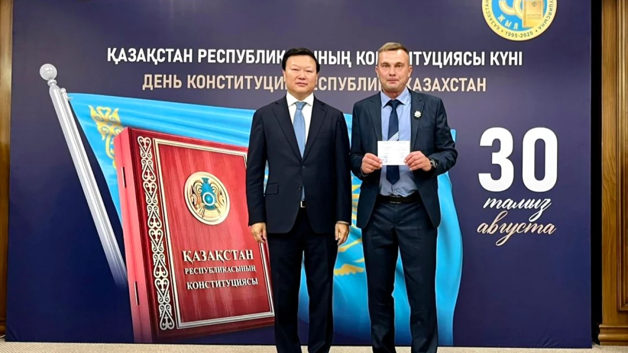 Сотрудники системы Медицинского центра удостоены ведомственных наград в честь дня конституции
