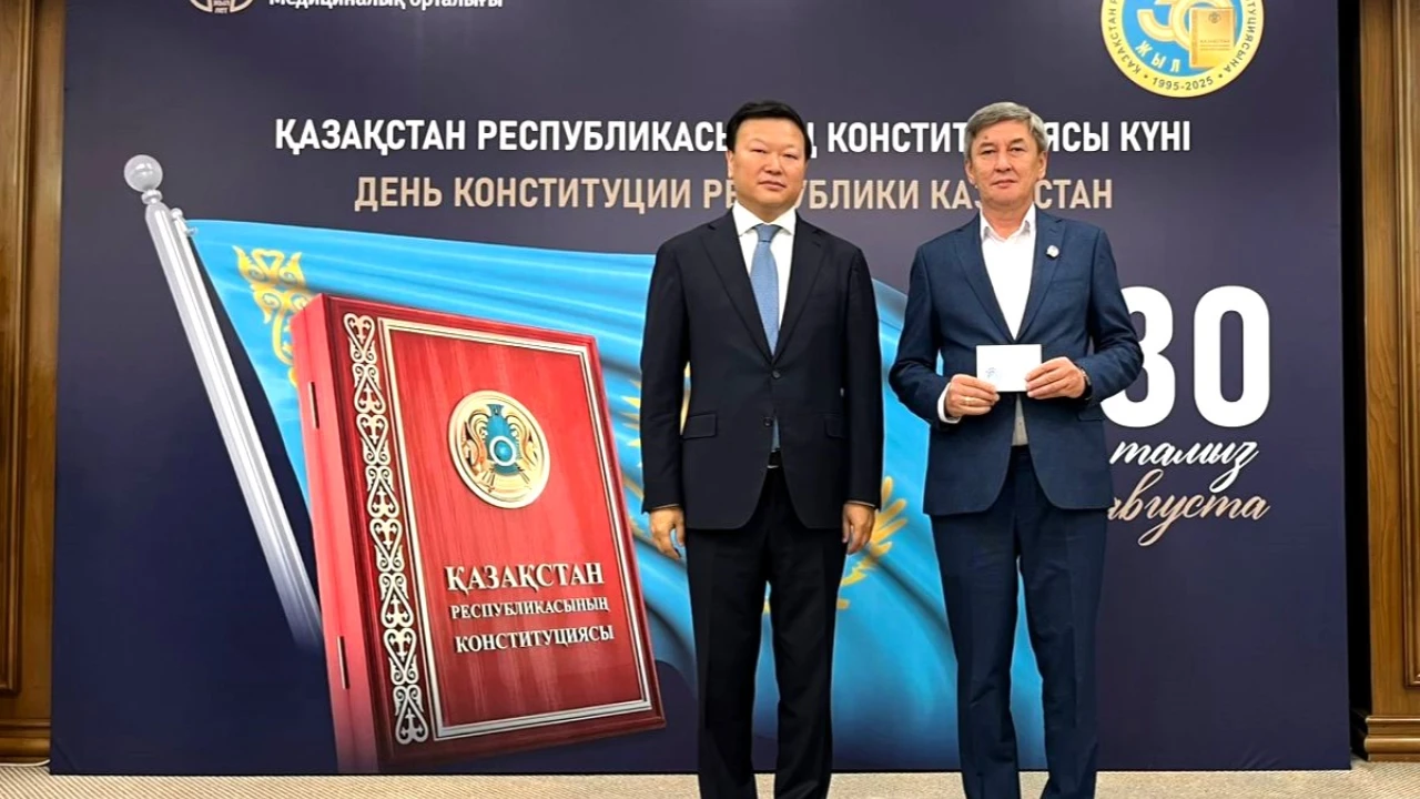 Сотрудники системы Медицинского центра удостоены ведомственных наград в честь дня конституции