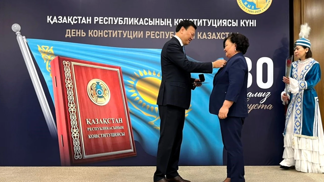 Сотрудники системы Медицинского центра удостоены ведомственных наград в честь дня конституции