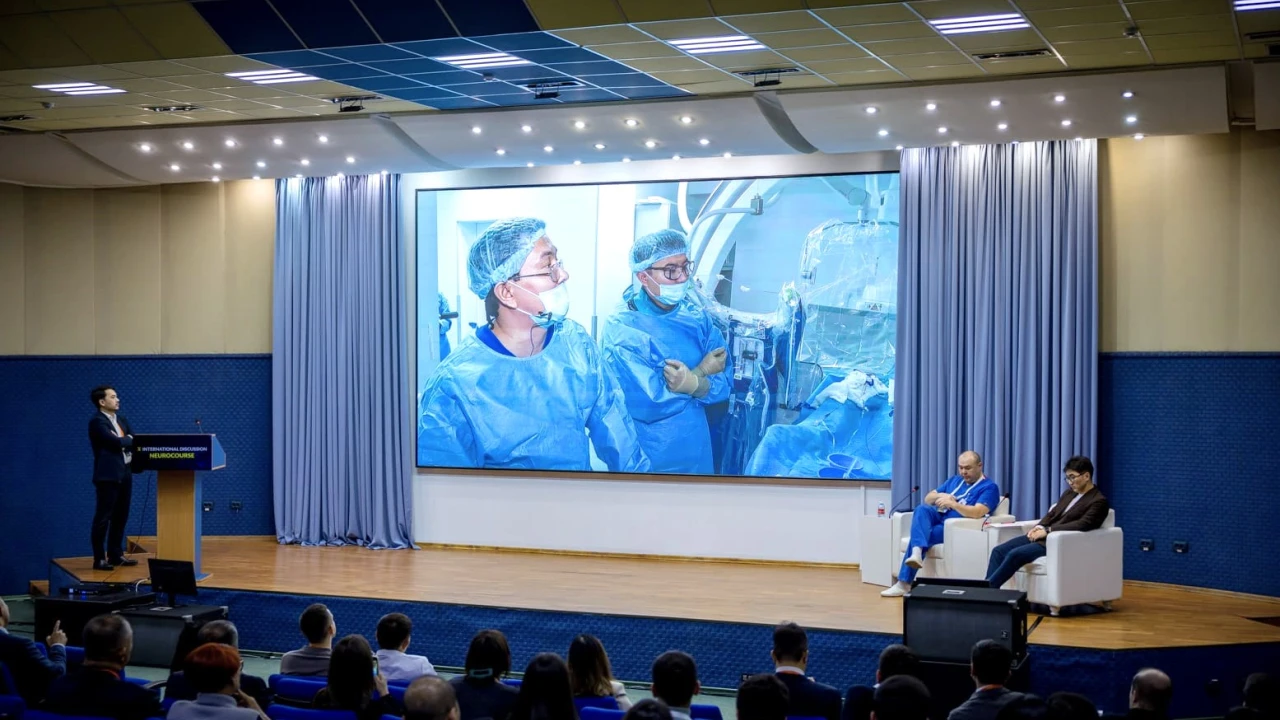KAZNEURO: хирурги Национального госпиталя в прямом эфире провели две сложные нейрохирургические операции 