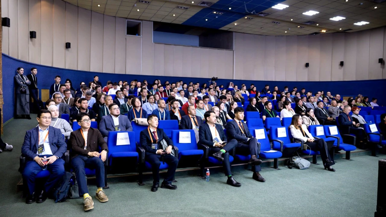 KAZNEURO: хирурги Национального госпиталя в прямом эфире провели две сложные нейрохирургические операции 