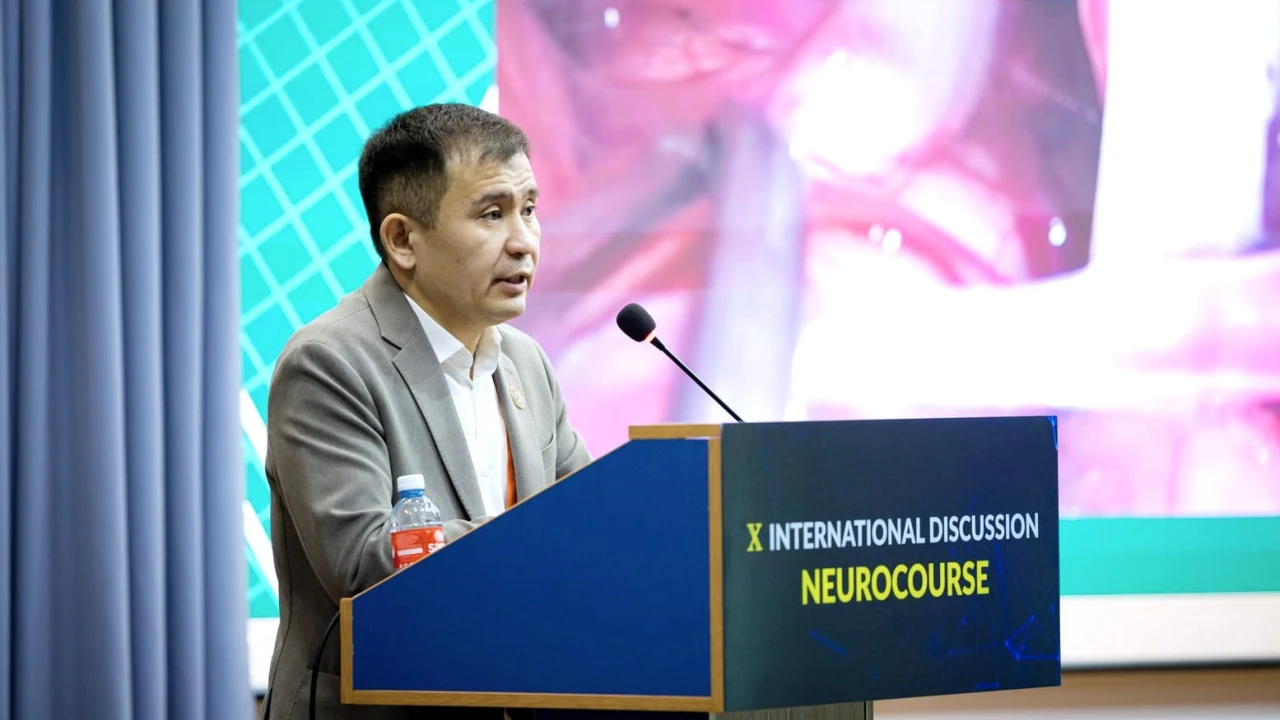 KAZNEURO: хирурги Национального госпиталя в прямом эфире провели две сложные нейрохирургические операции 