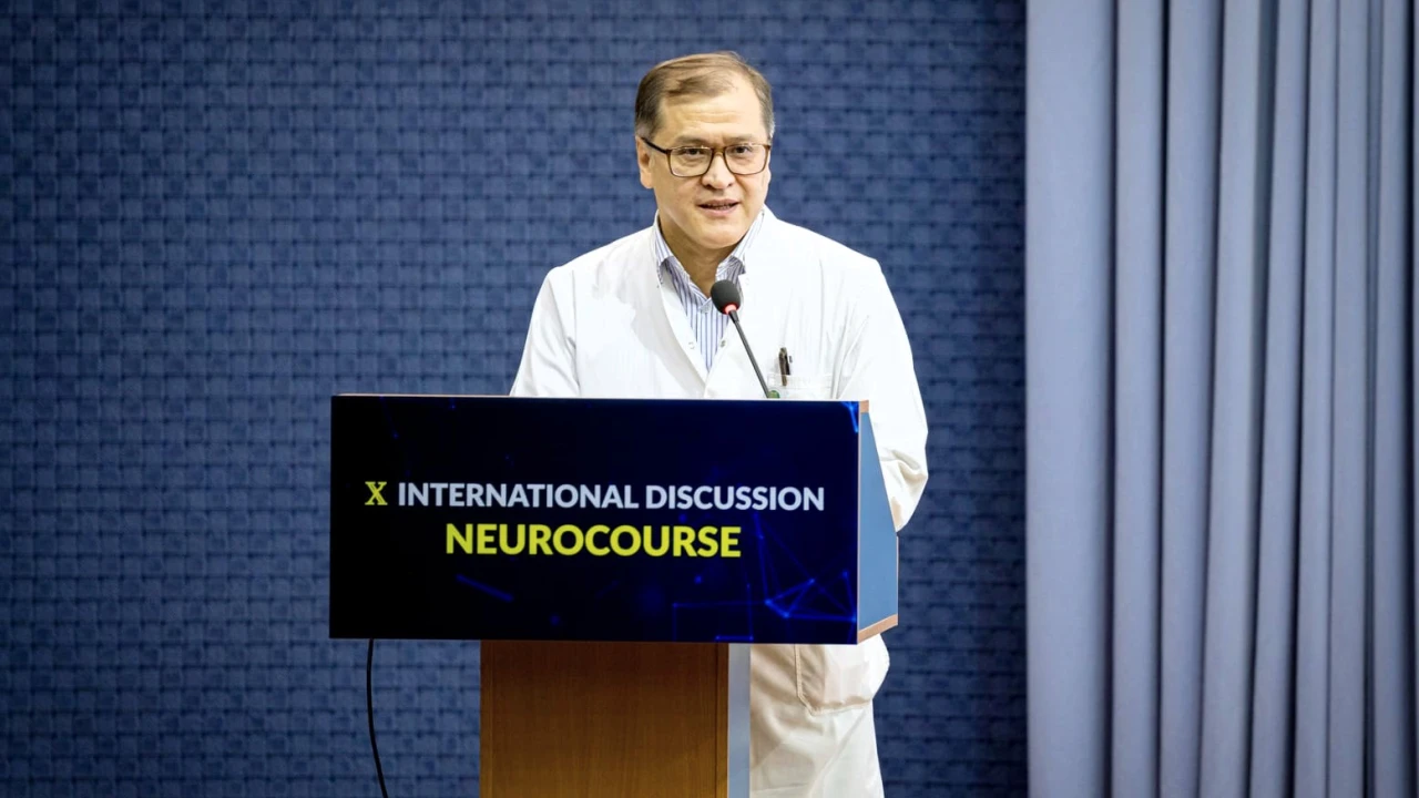 KAZNEURO: хирурги Национального госпиталя в прямом эфире провели две сложные нейрохирургические операции 