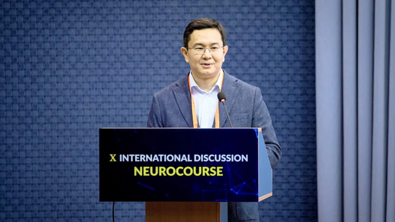 KAZNEURO: хирурги Национального госпиталя в прямом эфире провели две сложные нейрохирургические операции 