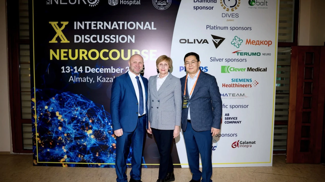 KAZNEURO: хирурги Национального госпиталя в прямом эфире провели две сложные нейрохирургические операции 