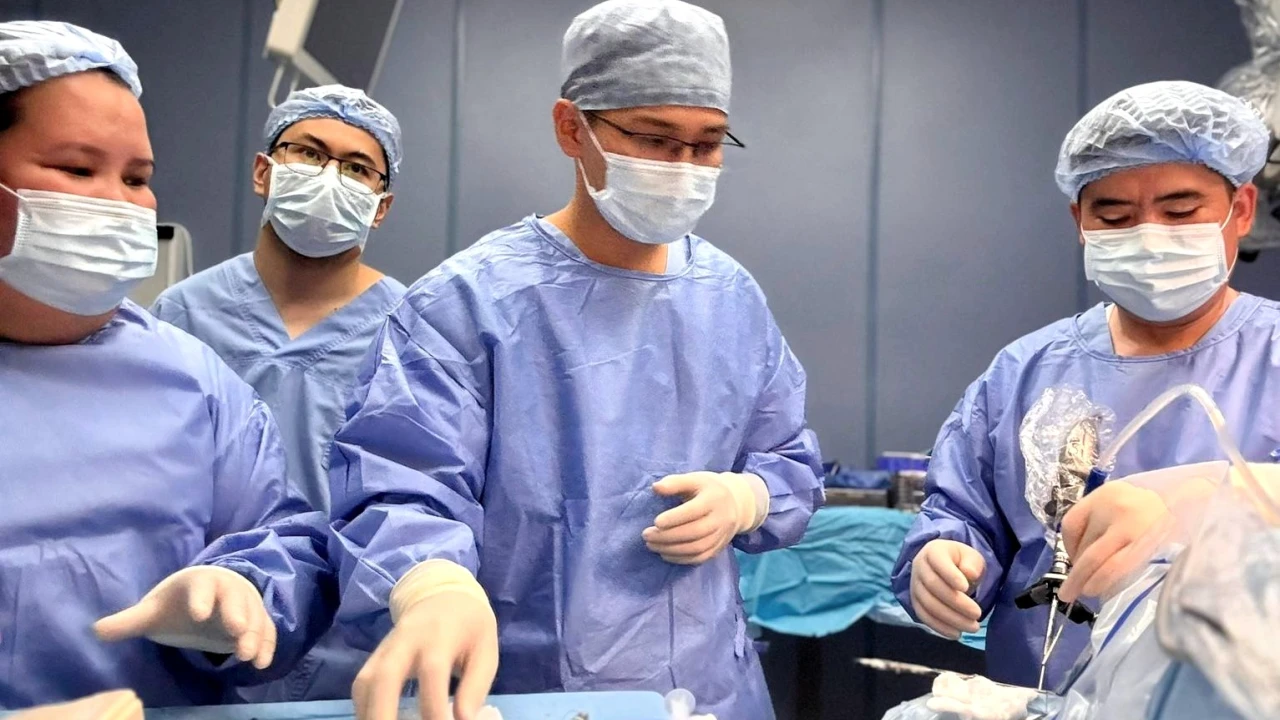 Медорталық ауруханасының нейрохирургтері бірегей эндоскопиялық әдіспен сирек кездесетін жүйке ауруын жойды 