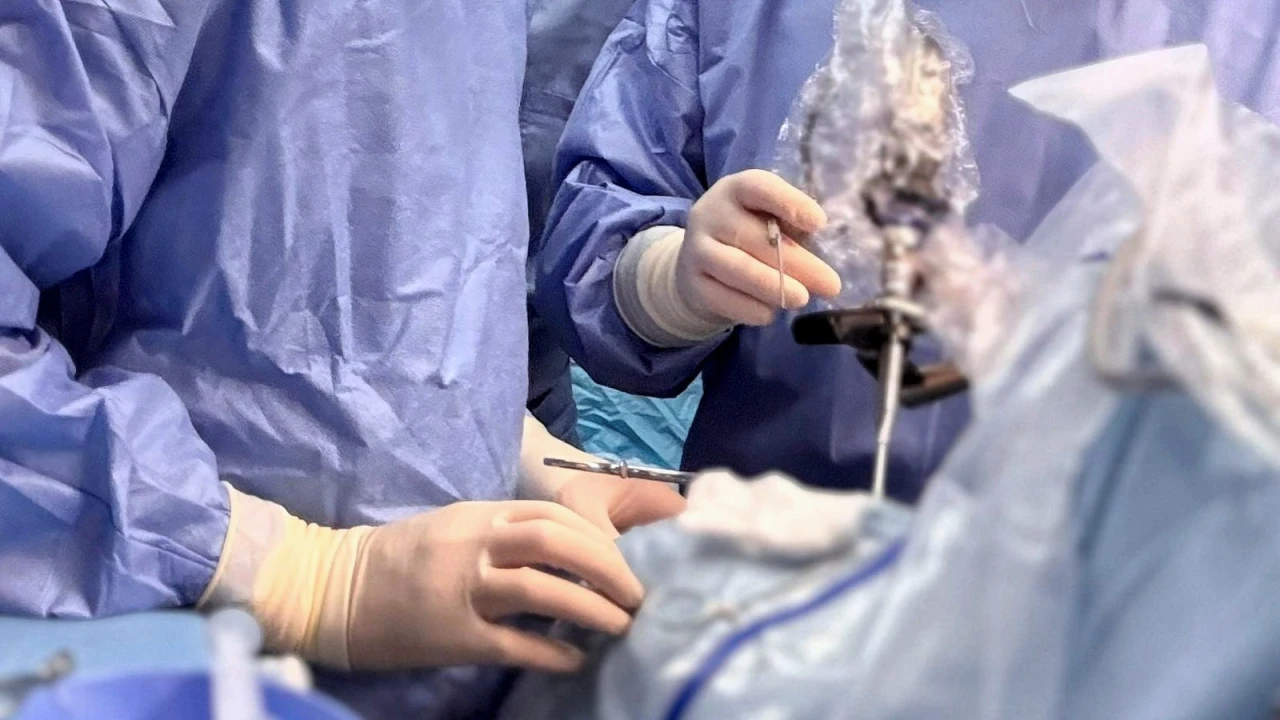 Медорталық ауруханасының нейрохирургтері бірегей эндоскопиялық әдіспен сирек кездесетін жүйке ауруын жойды 