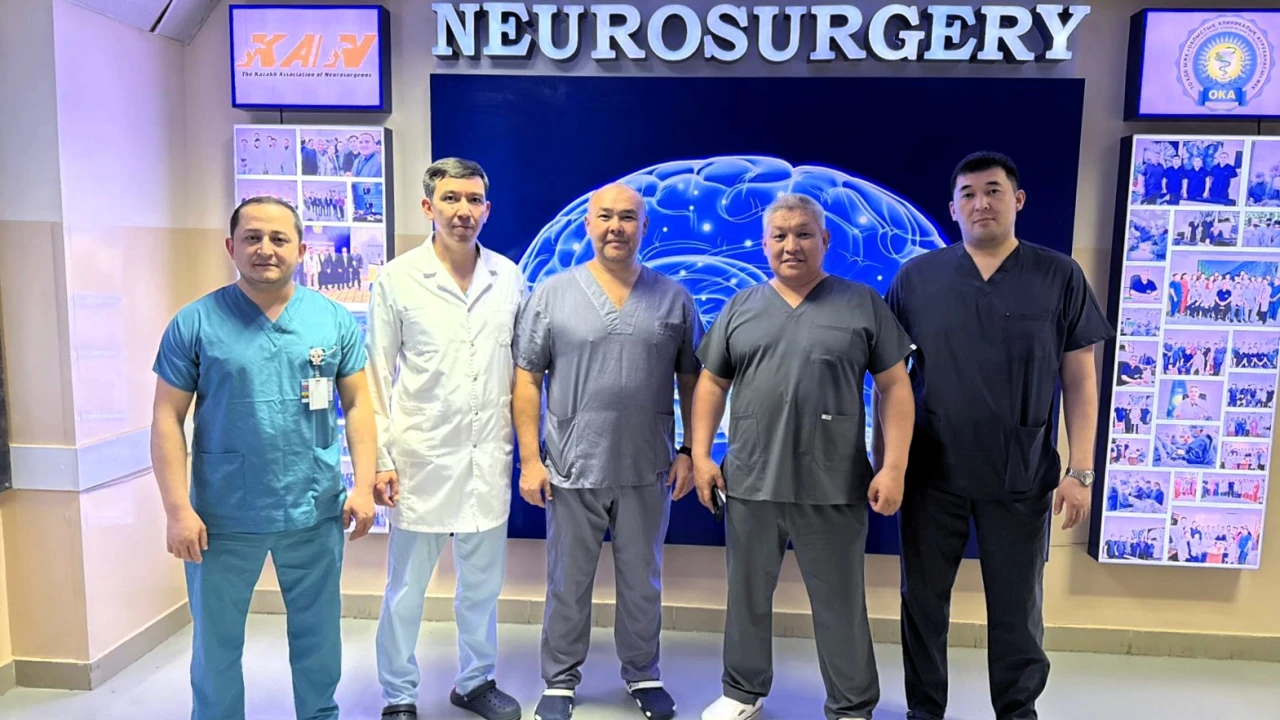 Специалисты Медицинского центра УДП РК провели в Туркестанской области более 20 сложных операций и серию мастер-классов 