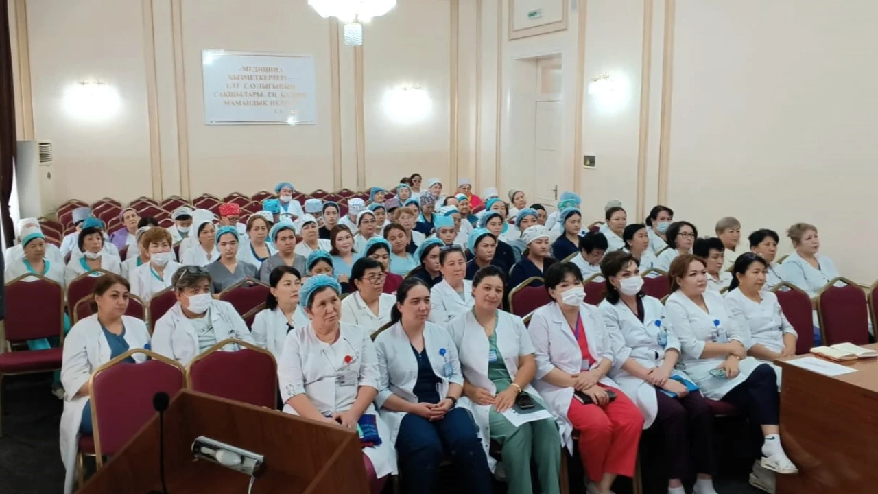 Специалисты Медицинского центра УДП РК провели в Туркестанской области более 20 сложных операций и серию мастер-классов 